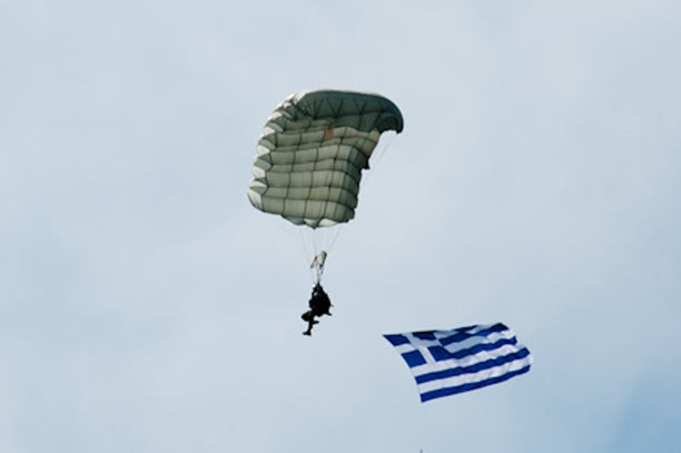 Πως οι Αλεξιπτωτιστές «κάνουν ζέσταμα» για την παράλεση (βίντεο)